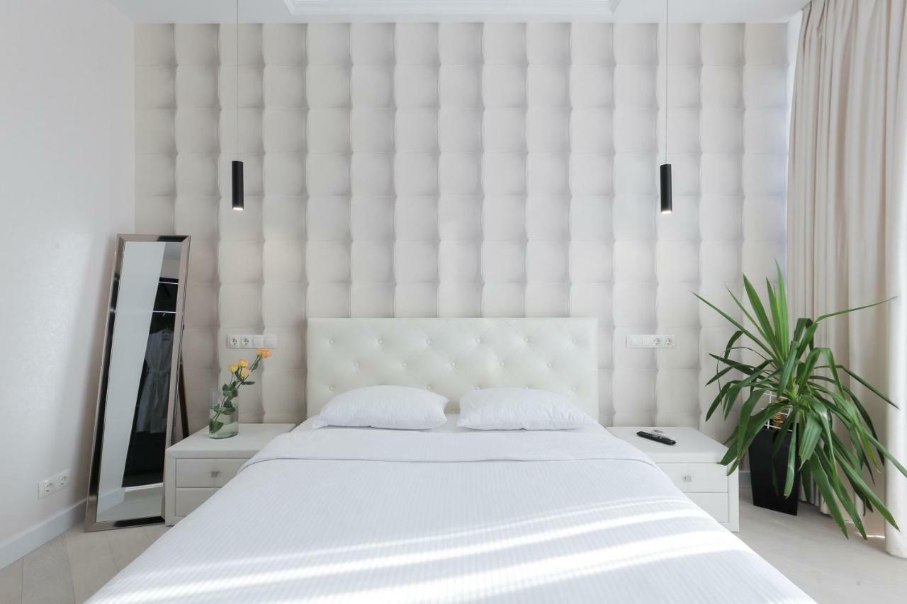 Black&White Apartment In Smart Plaza Kiev Buitenkant foto