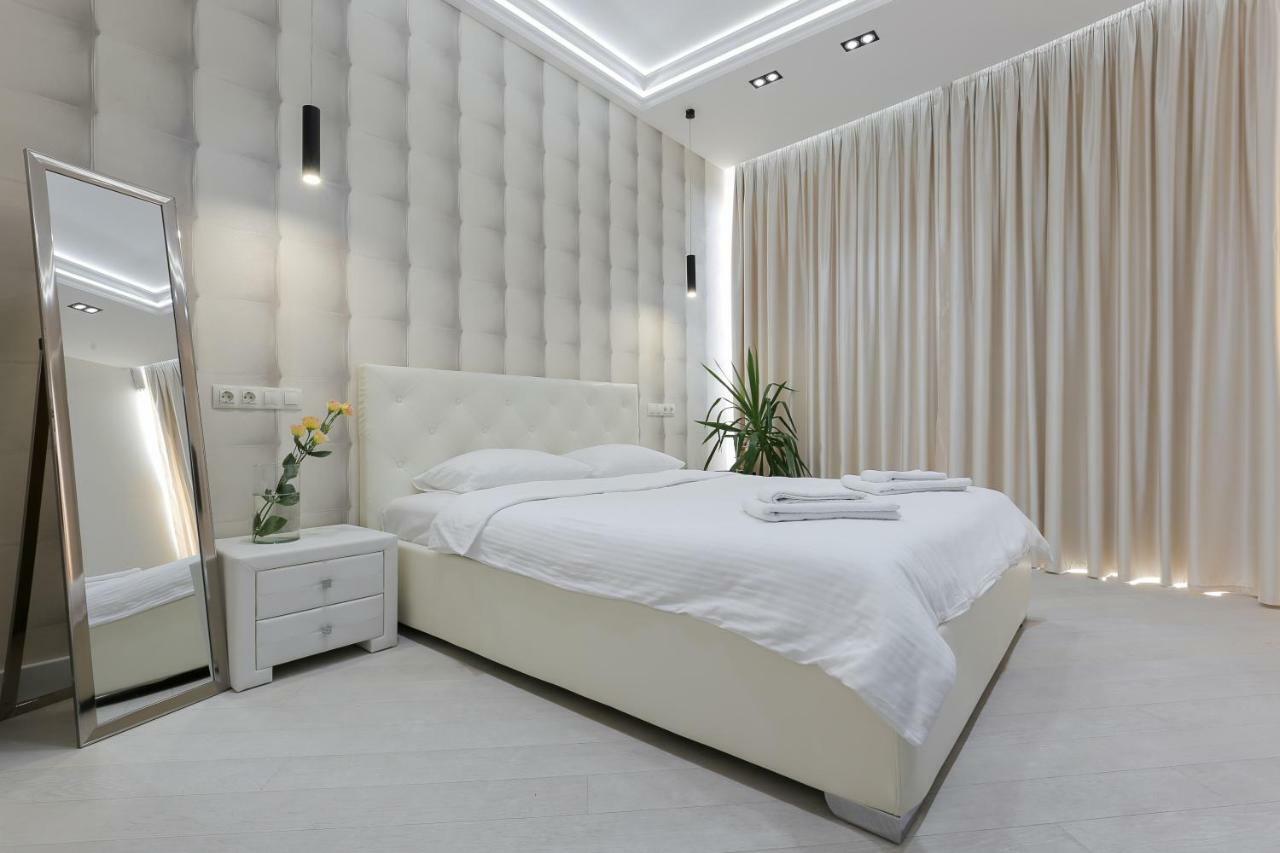 Black&White Apartment In Smart Plaza Kiev Buitenkant foto