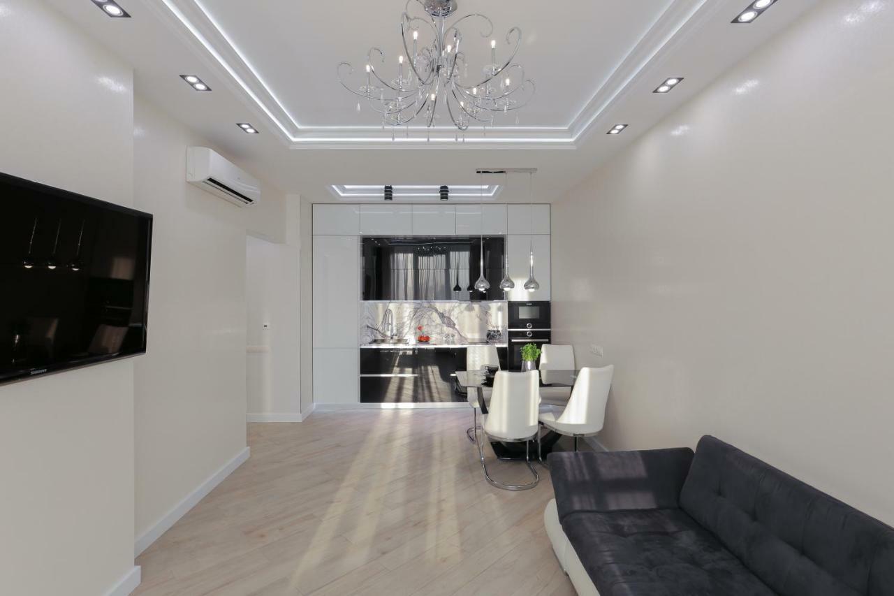Black&White Apartment In Smart Plaza Kiev Buitenkant foto
