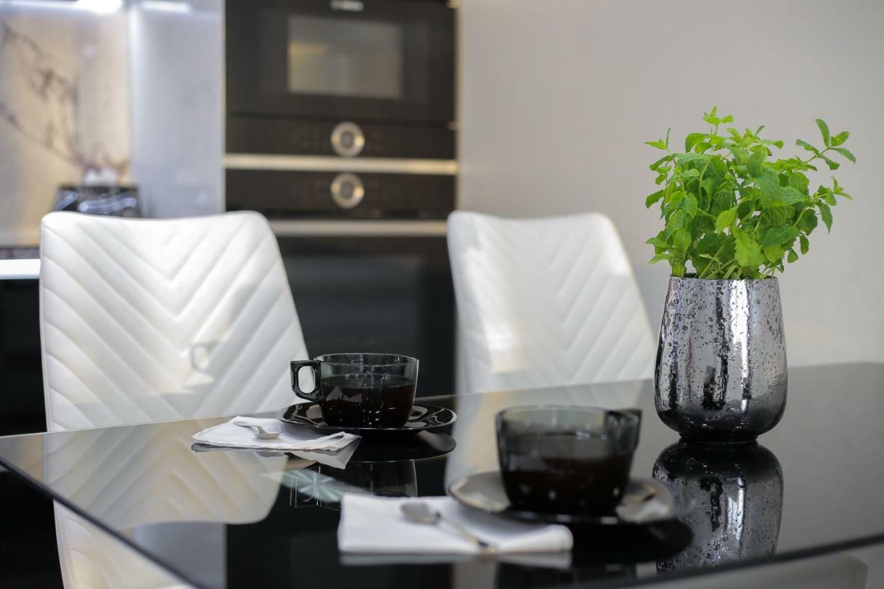 Black&White Apartment In Smart Plaza Kiev Buitenkant foto