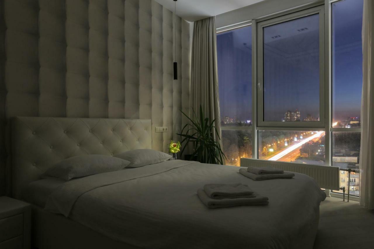 Black&White Apartment In Smart Plaza Kiev Buitenkant foto
