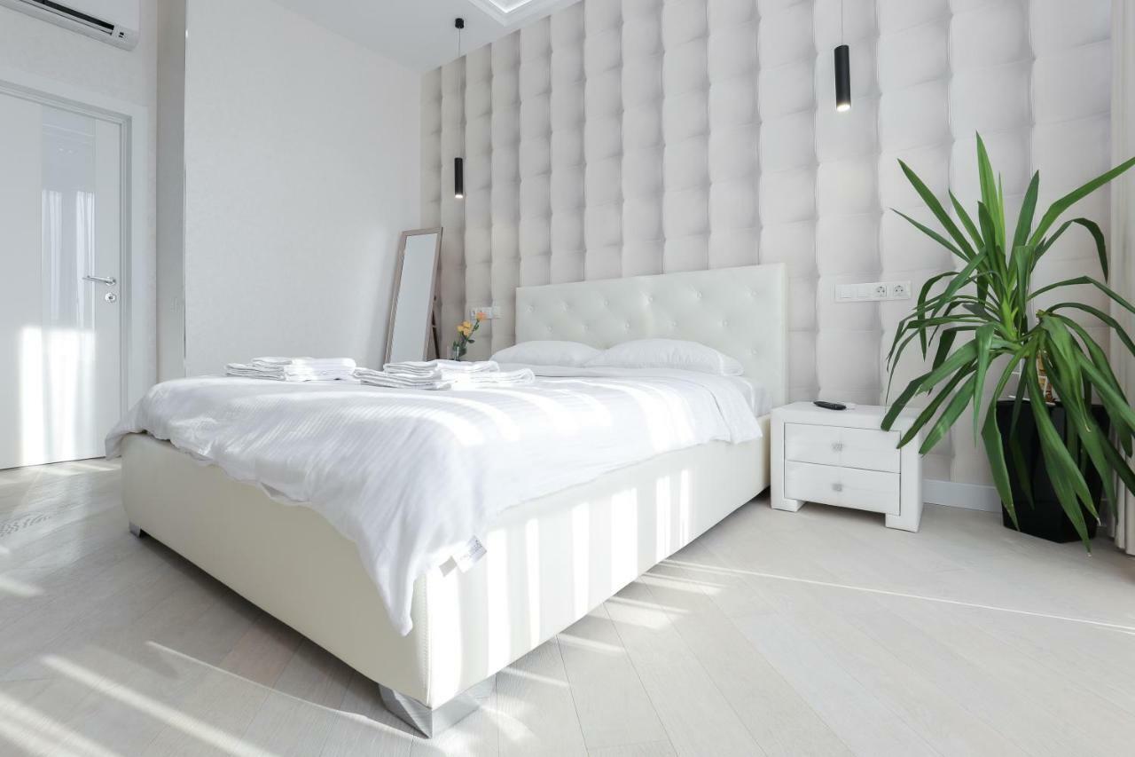 Black&White Apartment In Smart Plaza Kiev Buitenkant foto