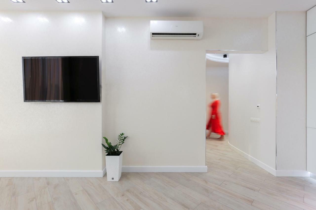 Black&White Apartment In Smart Plaza Kiev Buitenkant foto