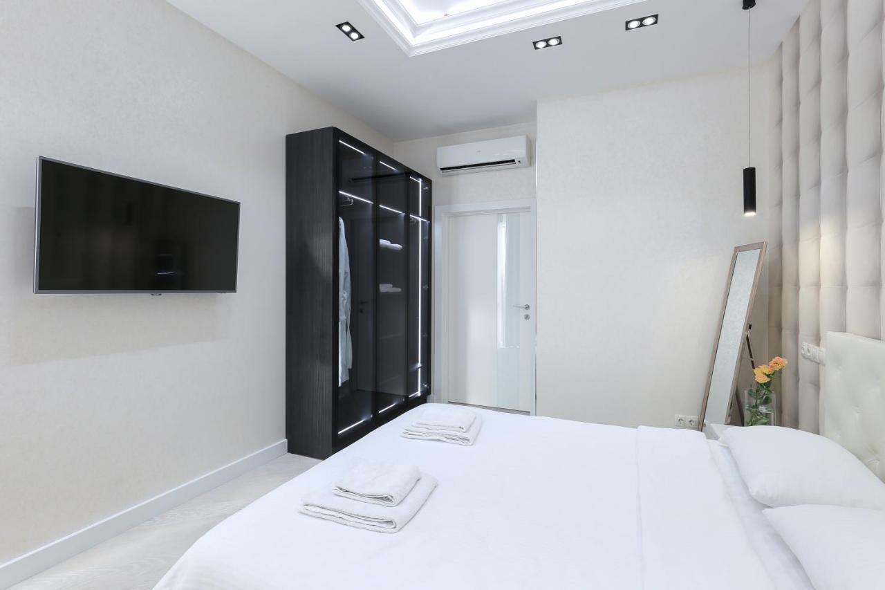 Black&White Apartment In Smart Plaza Kiev Buitenkant foto