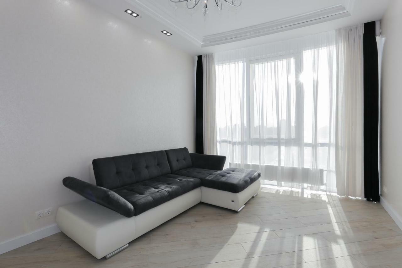 Black&White Apartment In Smart Plaza Kiev Buitenkant foto