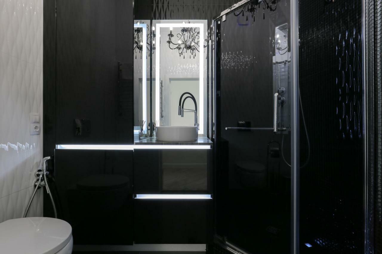 Black&White Apartment In Smart Plaza Kiev Buitenkant foto