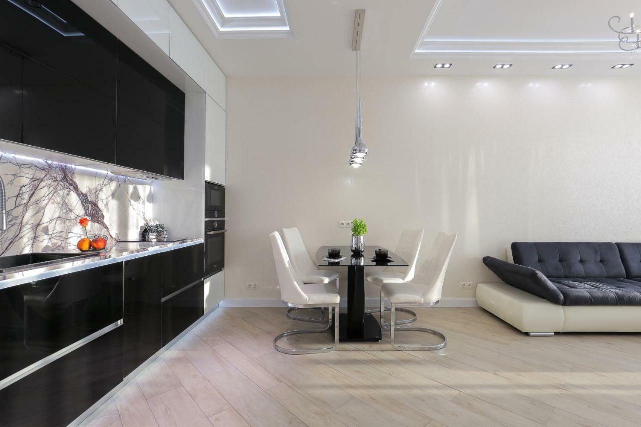Black&White Apartment In Smart Plaza Kiev Buitenkant foto